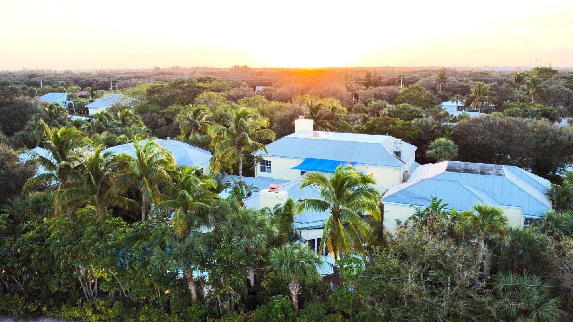 The Caribbean Court Boutique Hotel Vero Beach Exterior photo